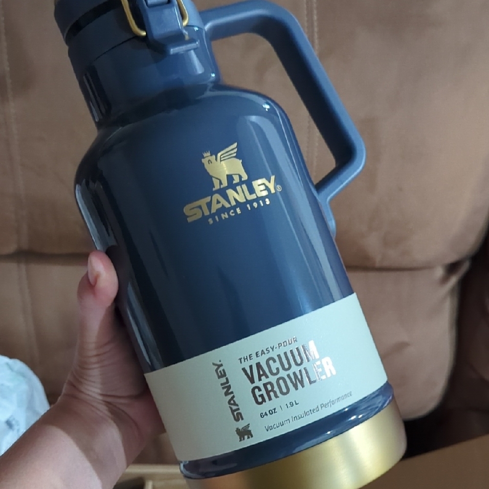 New Stanley Navy and Gold Vacuum Growler 64 oz  water cup jug